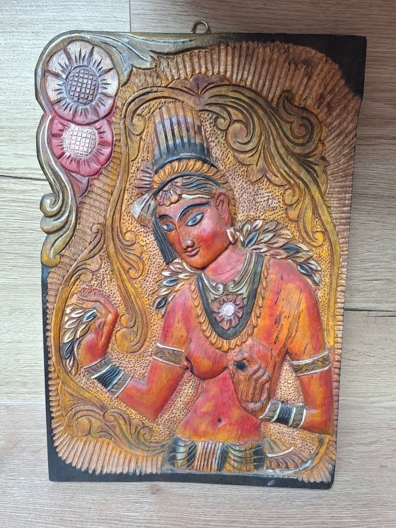 Panneau en bois sculpté représentant Les demoiselles de Sigiriya, Sri Lanka. Inde