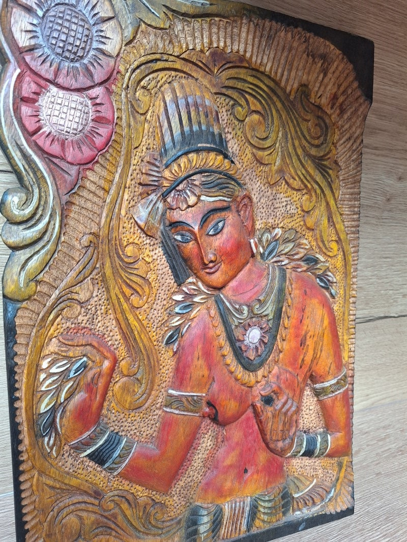 Panneau en bois sculpté représentant Les demoiselles de Sigiriya, Sri Lanka. Inde