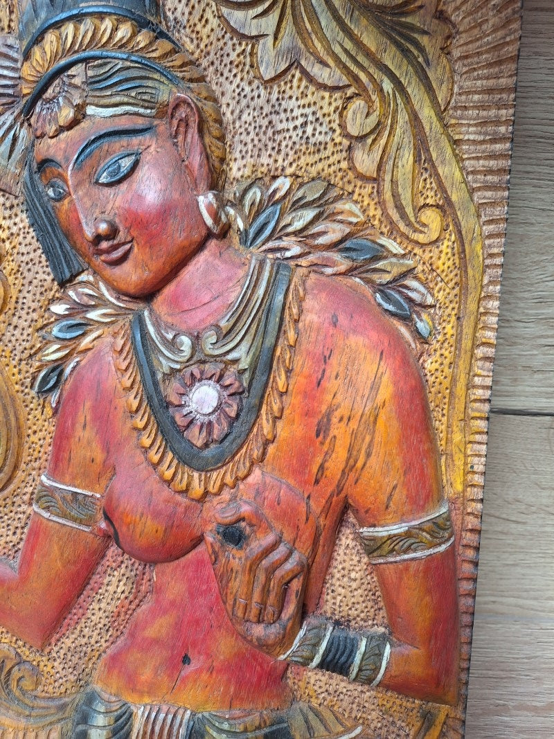 Panneau en bois sculpté représentant Les demoiselles de Sigiriya, Sri Lanka. Inde