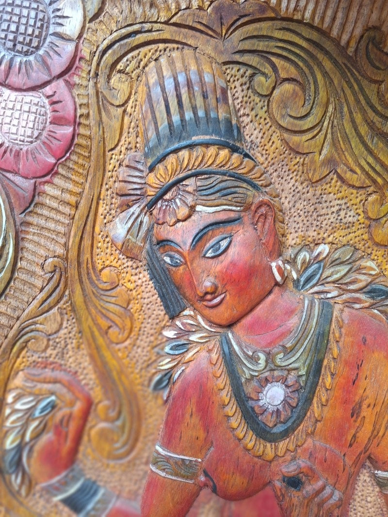 Panneau en bois sculpté représentant Les demoiselles de Sigiriya, Sri Lanka. Inde