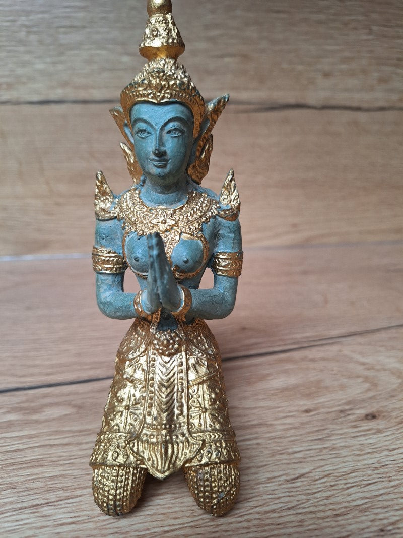 Theppanom thaïlandaise agenouillée en bronze – Patine turquoise et dorée – 18 cm