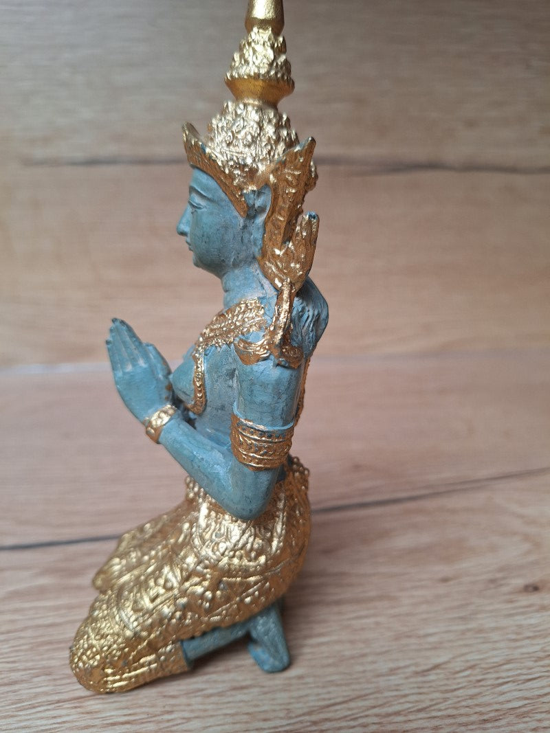 Theppanom thaïlandaise agenouillée en bronze – Patine turquoise et dorée – 18 cm