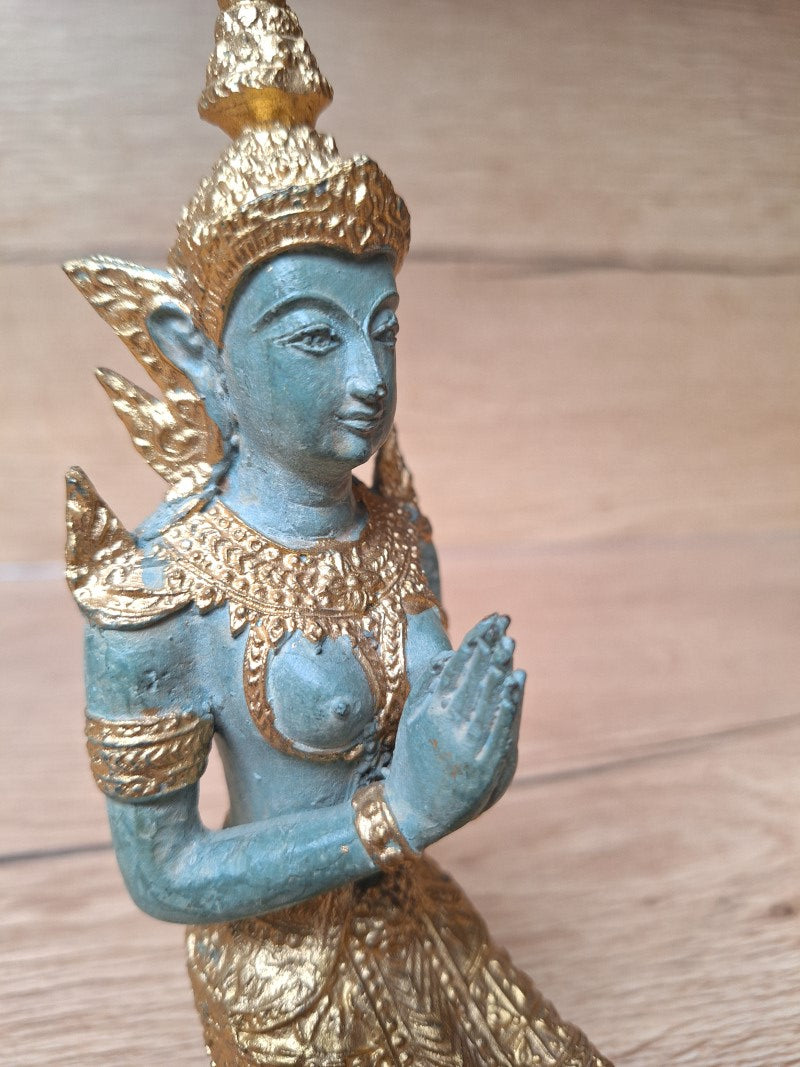 Theppanom thaïlandaise agenouillée en bronze – Patine turquoise et dorée – 18 cm