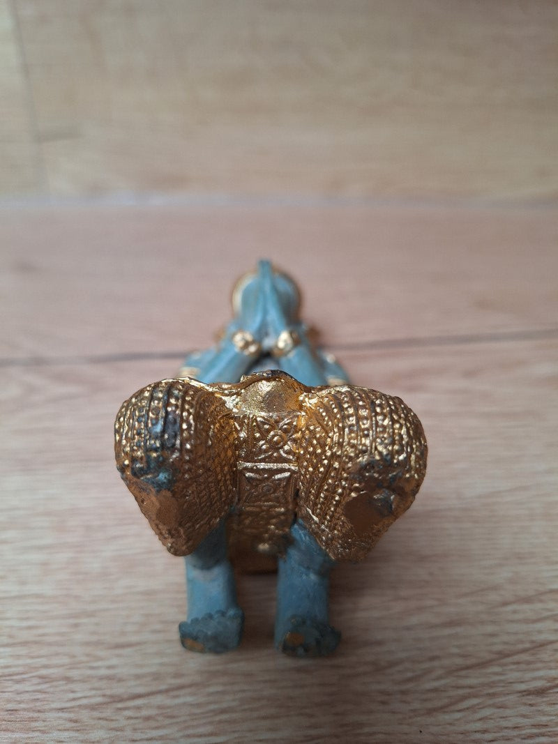Theppanom thaïlandaise agenouillée en bronze – Patine turquoise et dorée – 18 cm
