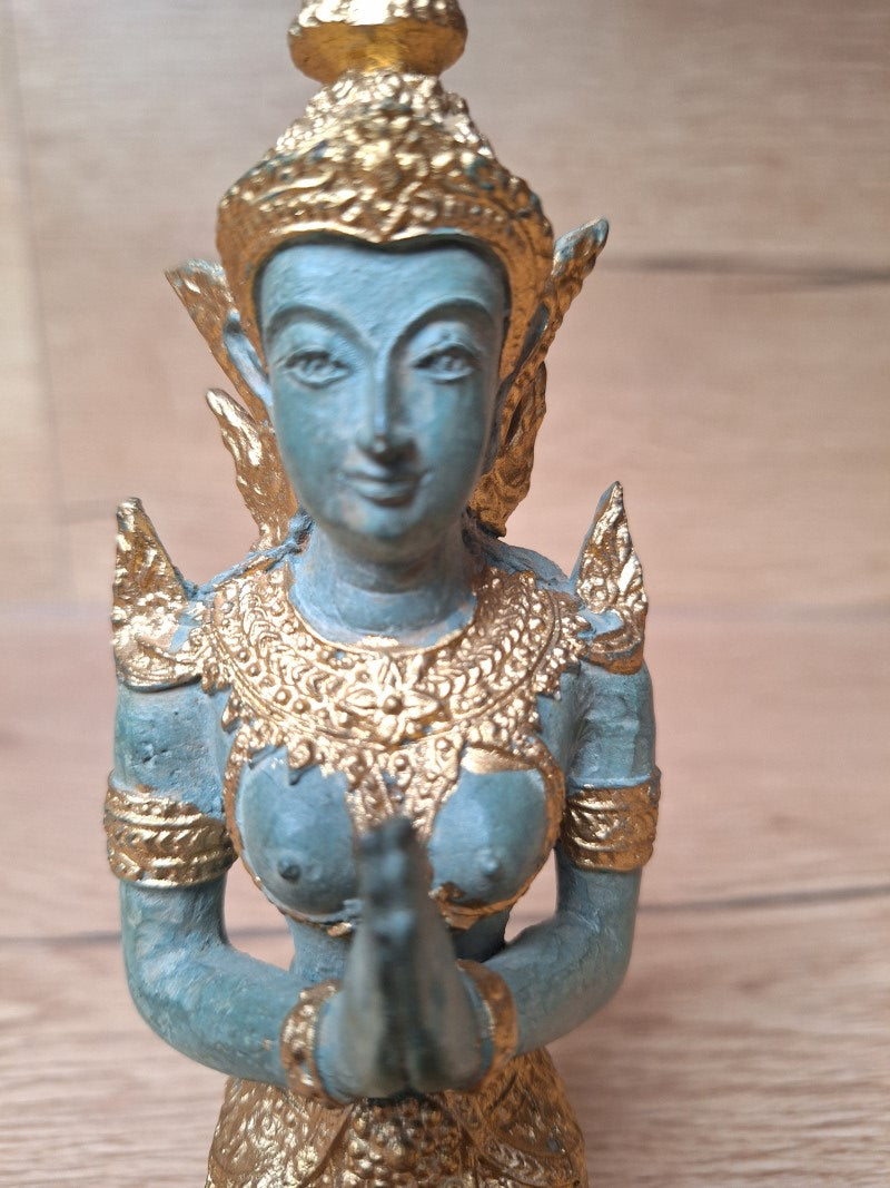 Theppanom thaïlandaise agenouillée en bronze – Patine turquoise et dorée – 18 cm