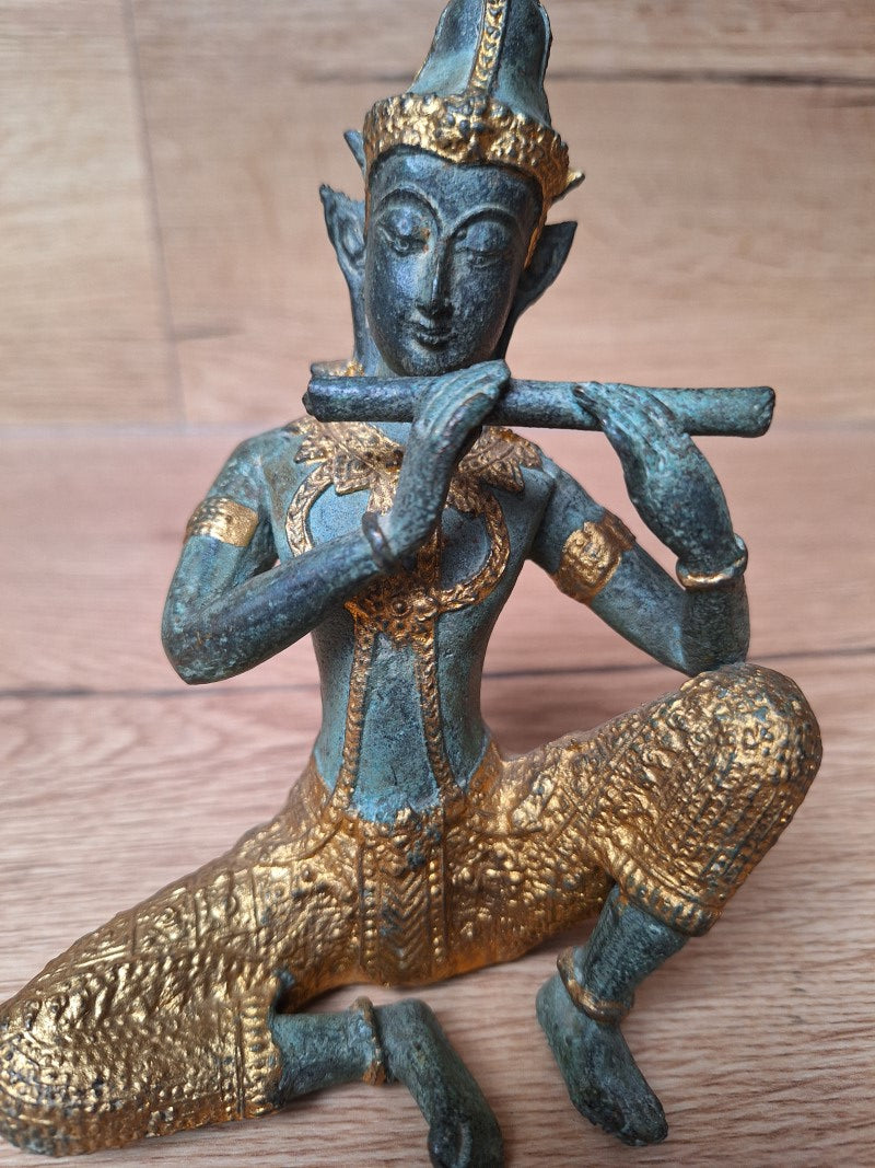 Musicien céleste thaïlandais à la flûte en bronze – Theppanom – Patine turquoise et dorée