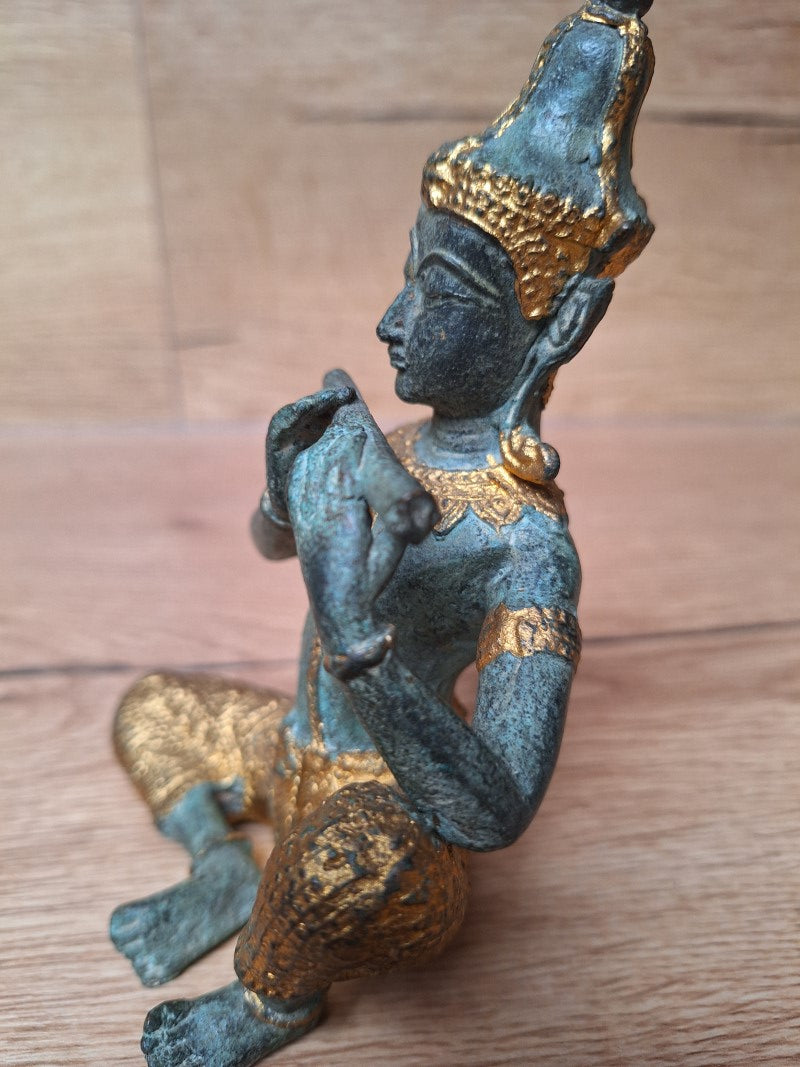 Musicien céleste thaïlandais à la flûte en bronze – Theppanom – Patine turquoise et dorée