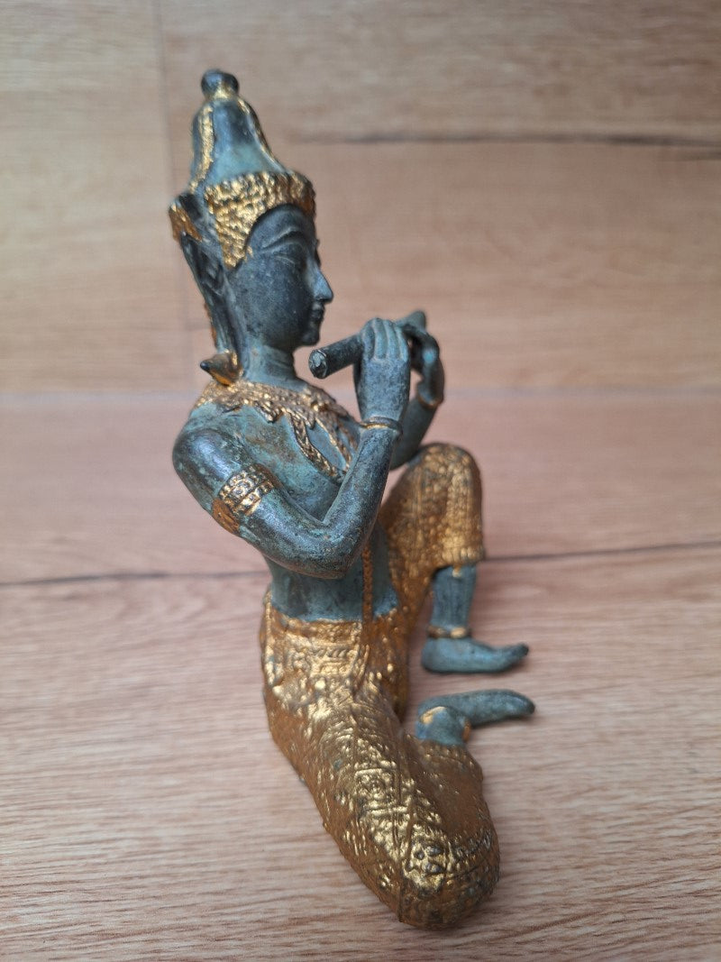 Musicien céleste thaïlandais à la flûte en bronze – Theppanom – Patine turquoise et dorée
