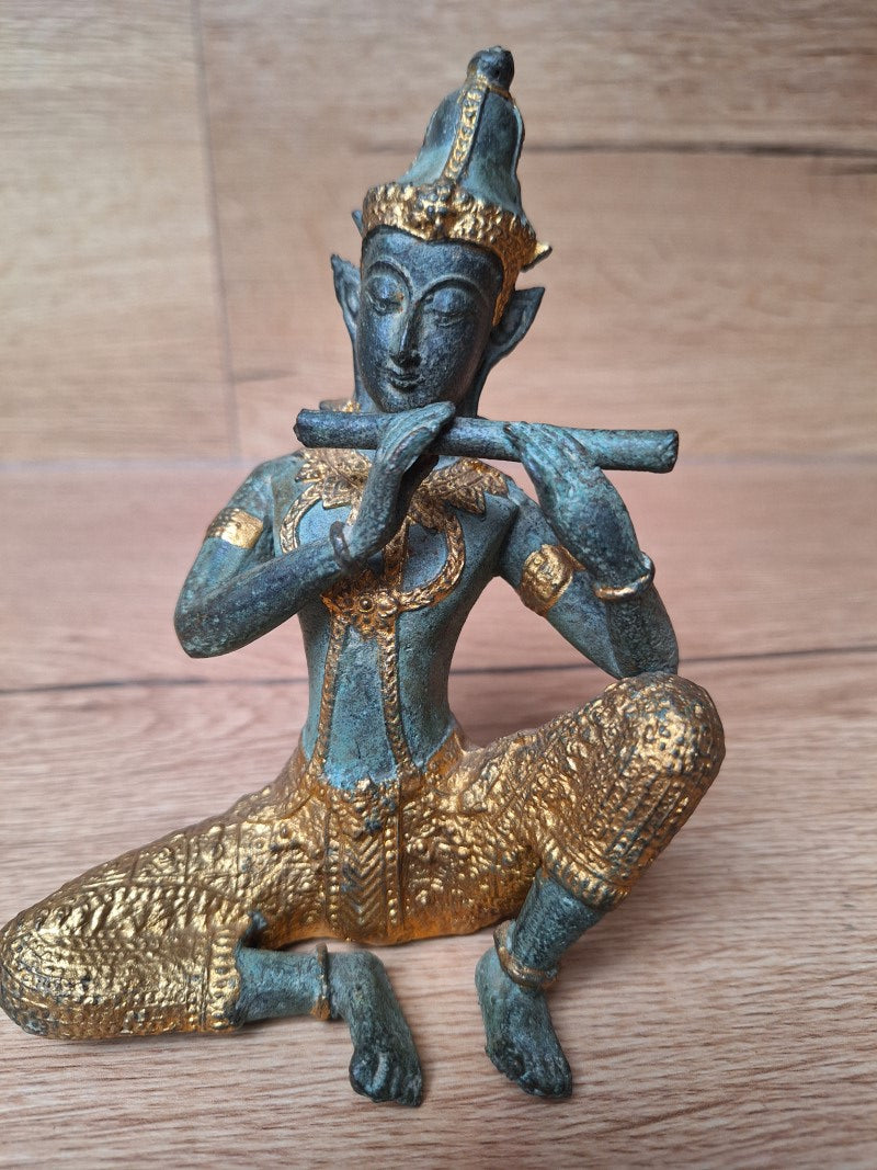Musicien céleste thaïlandais à la flûte en bronze – Theppanom – Patine turquoise et dorée