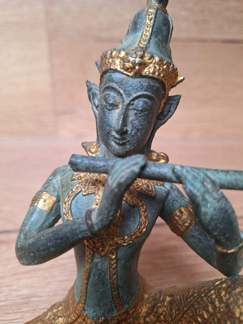 Musicien céleste thaïlandais à la flûte en bronze – Theppanom – Patine turquoise et dorée