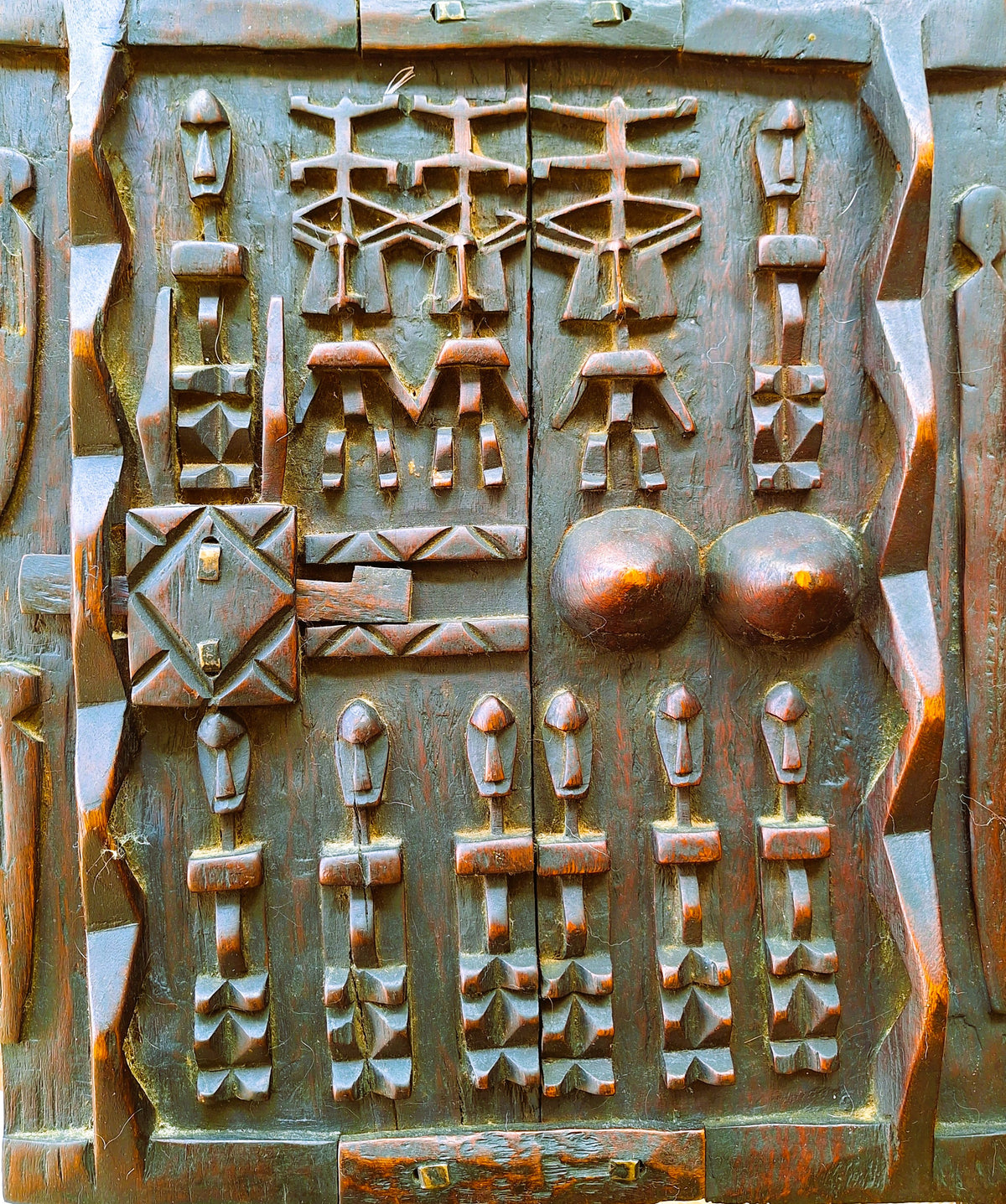 Porte de grenier Dogon en bois sculpté – Mali – Art africain traditionnel – Serrure ancienne