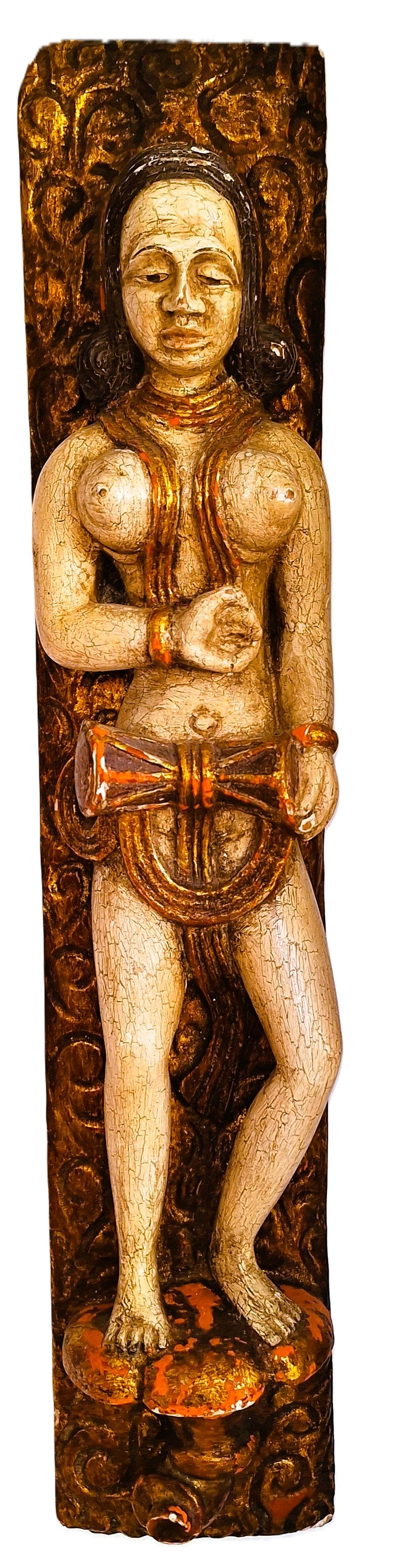 Panneau mural indien Devadasi – Danseuse & musicienne de temple – Bois sculpté polychrome vintage – 57 cm