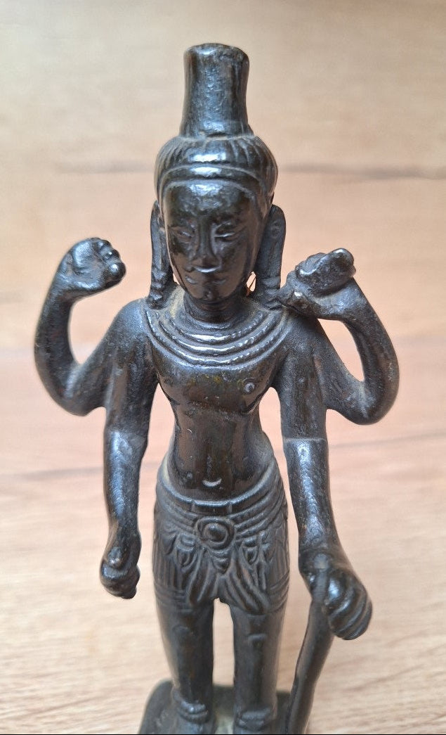 Statue Ancienne de Vishnu à quatre bras – Sculpture en bronze style Khmer – Art spirituel d’Asie du Sud-Est