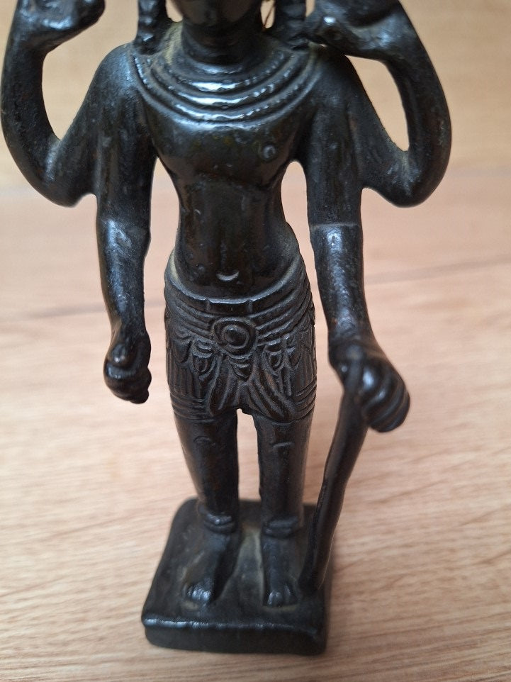 Statue Ancienne de Vishnu à quatre bras – Sculpture en bronze style Khmer – Art spirituel d’Asie du Sud-Est