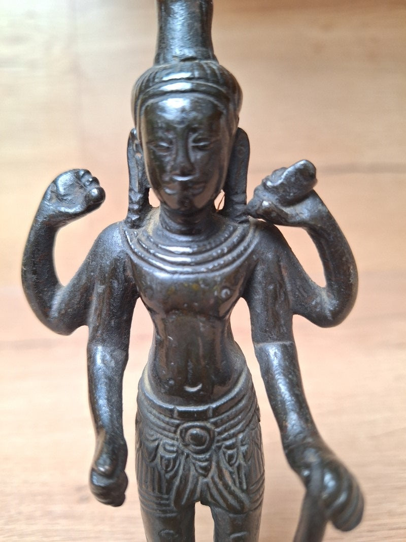 Statue Ancienne de Vishnu à quatre bras – Sculpture en bronze style Khmer – Art spirituel d’Asie du Sud-Est