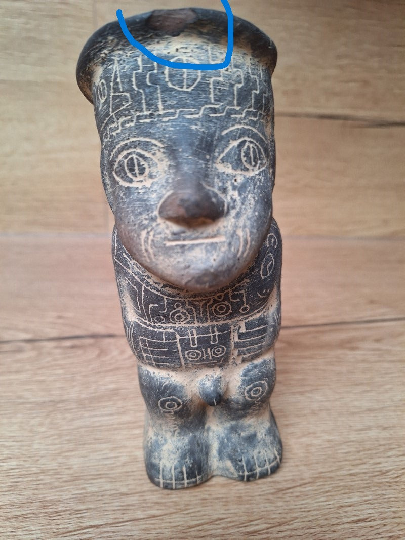 Statuette Chaman bossu – Terre cuite noire – Art précolombien du Pérou – 18 cm