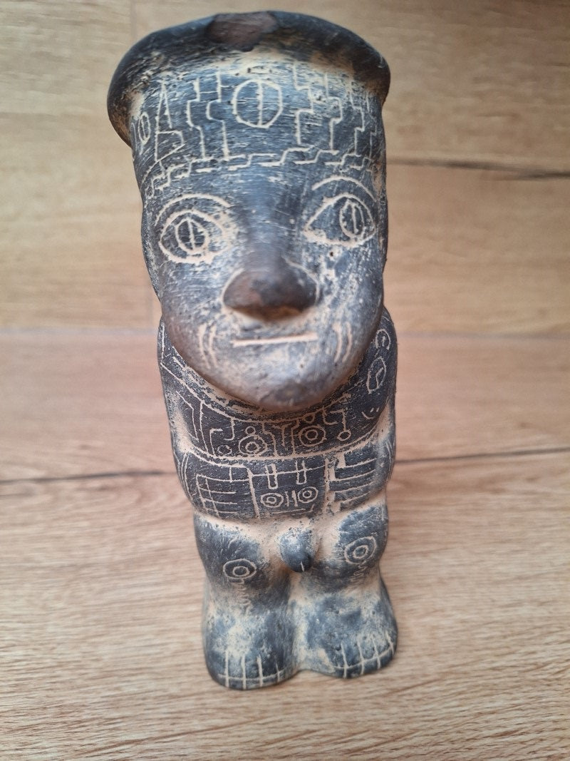 Statuette Chaman bossu – Terre cuite noire – Art précolombien du Pérou – 18 cm