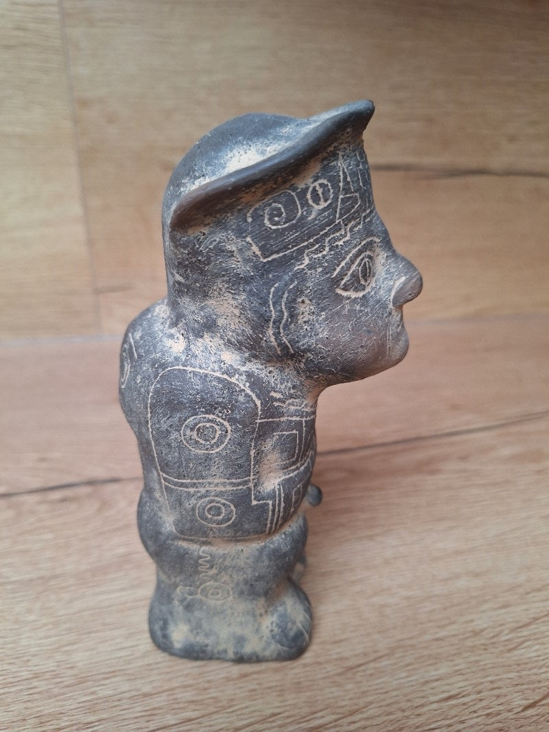 Statuette Chaman bossu – Terre cuite noire – Art précolombien du Pérou – 18 cm