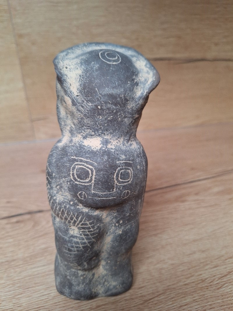 Statuette Chaman bossu – Terre cuite noire – Art précolombien du Pérou – 18 cm