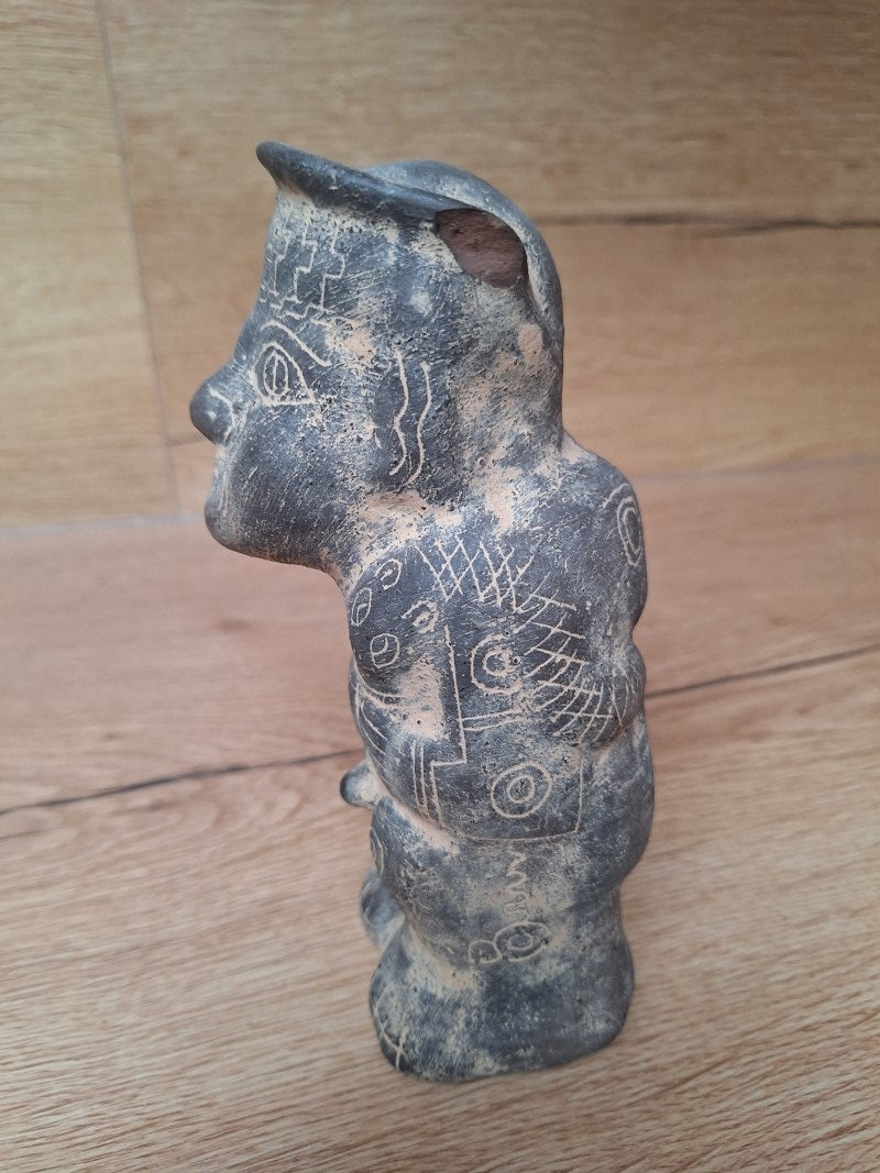 Statuette Chaman bossu – Terre cuite noire – Art précolombien du Pérou – 18 cm