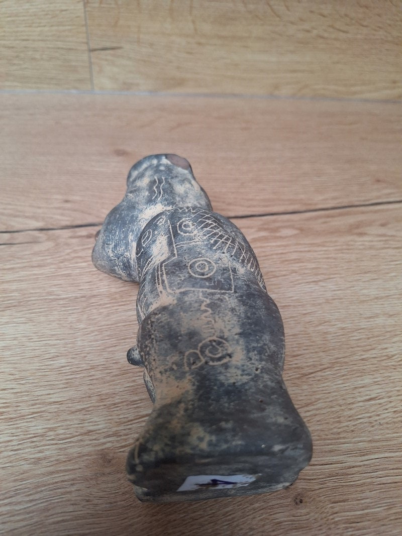 Statuette Chaman bossu – Terre cuite noire – Art précolombien du Pérou – 18 cm