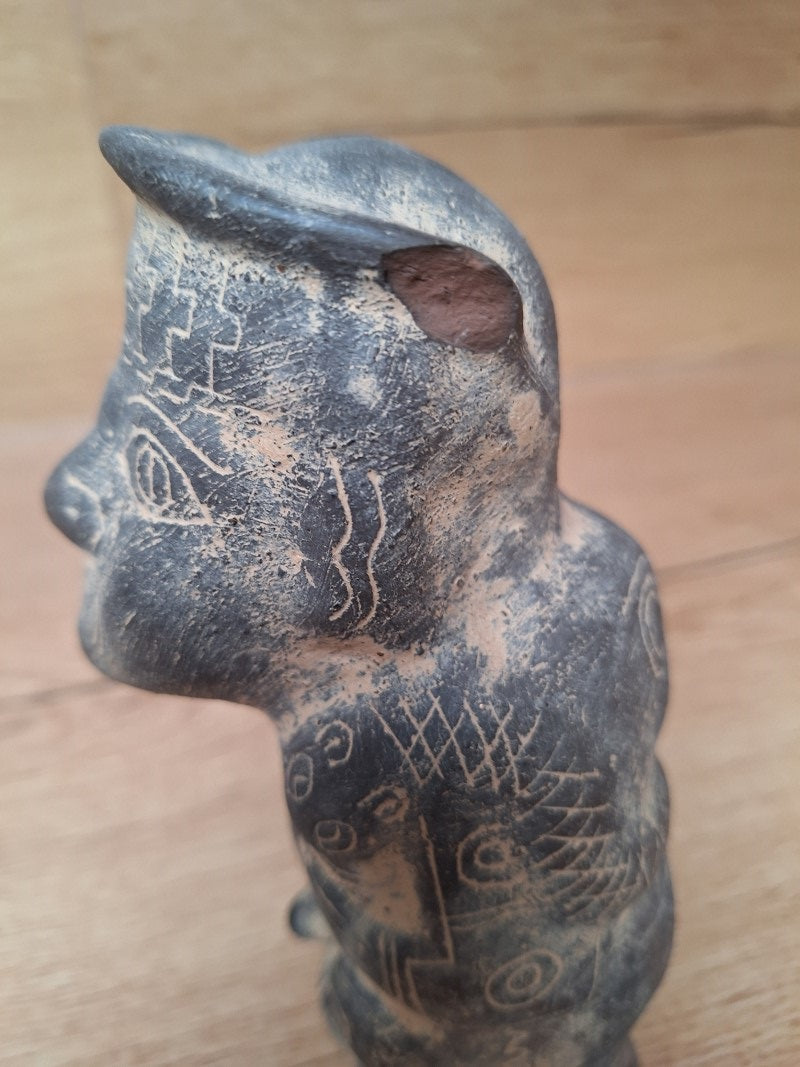 Statuette Chaman bossu – Terre cuite noire – Art précolombien du Pérou – 18 cm