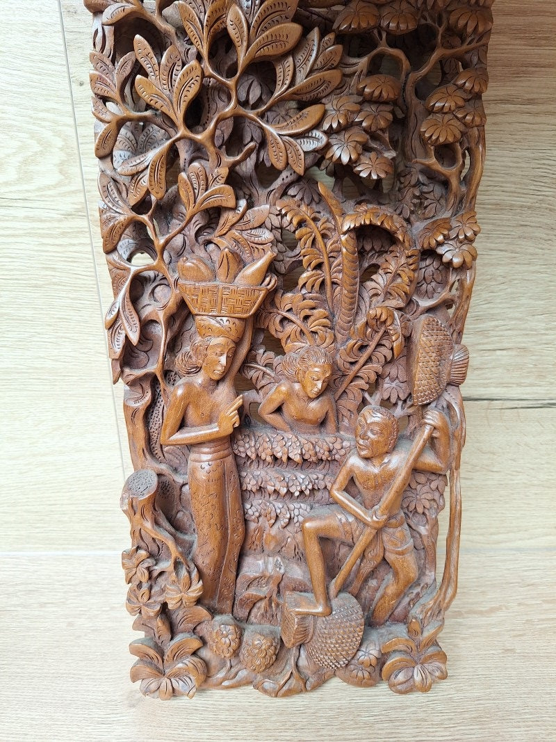 Grand panneau mural sculpté en bois – Scène de récolte traditionnelle – Art balinais vintage – 39 cm