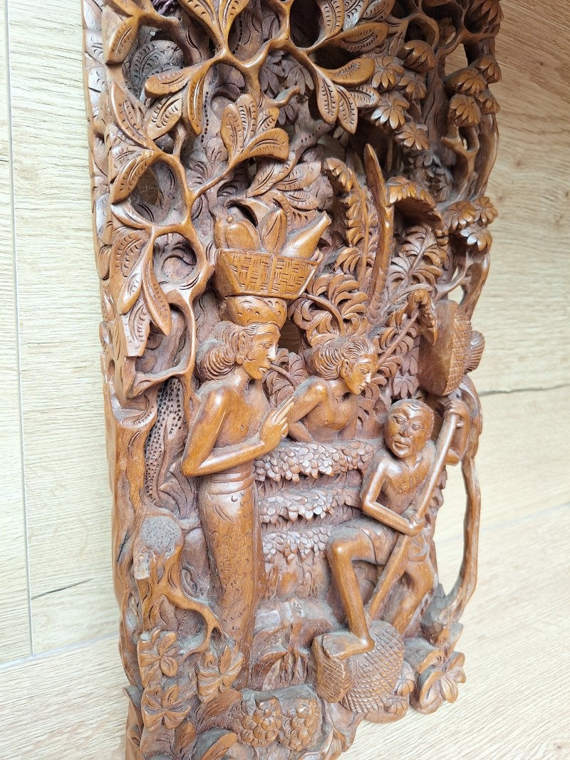 Grand panneau mural sculpté en bois – Scène de récolte traditionnelle – Art balinais vintage – 39 cm