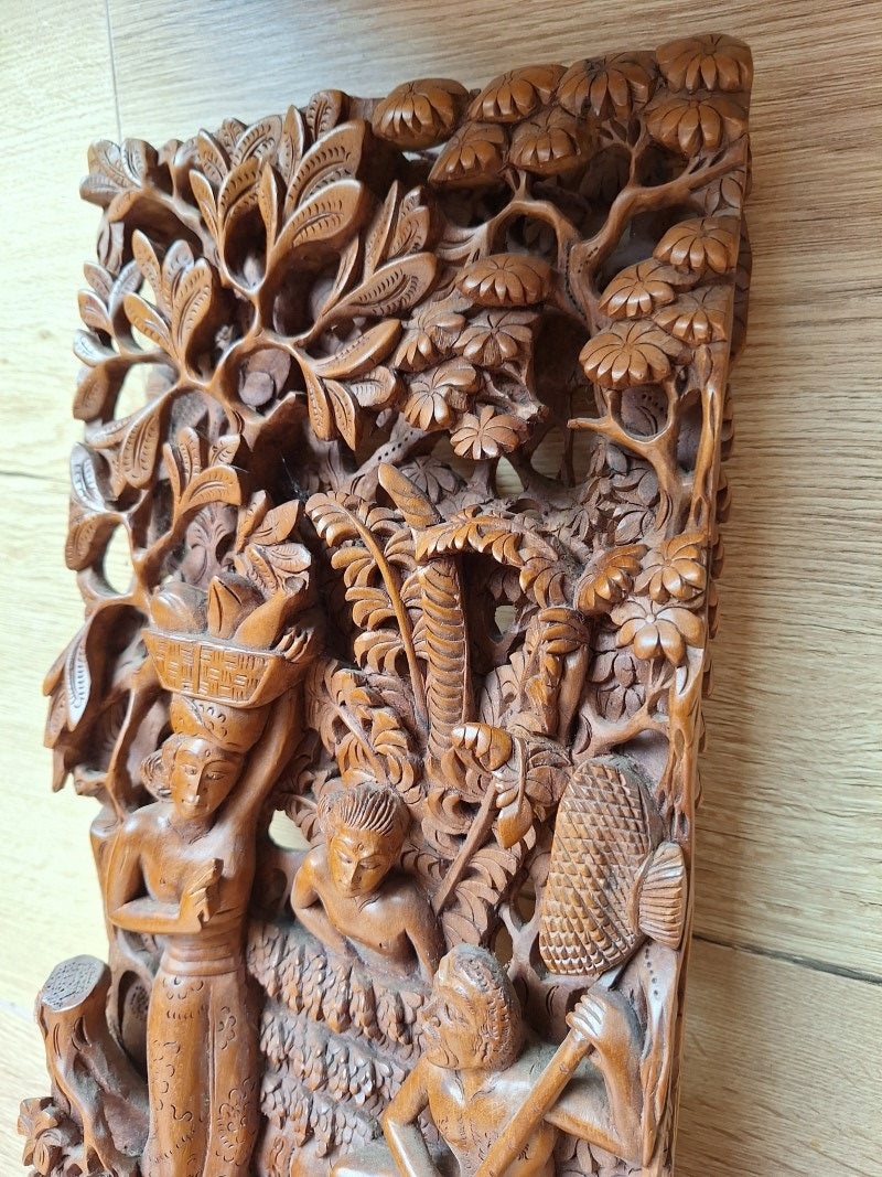 Grand panneau mural sculpté en bois – Scène de récolte traditionnelle – Art balinais vintage – 39 cm