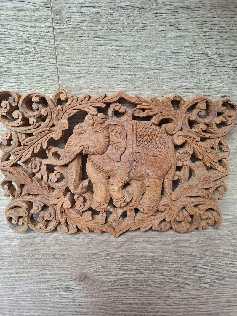 Panneau mural thaïlandais – Éléphant en teck sculpté – Artisanat de Chiang Mai – 30 × 20 cm