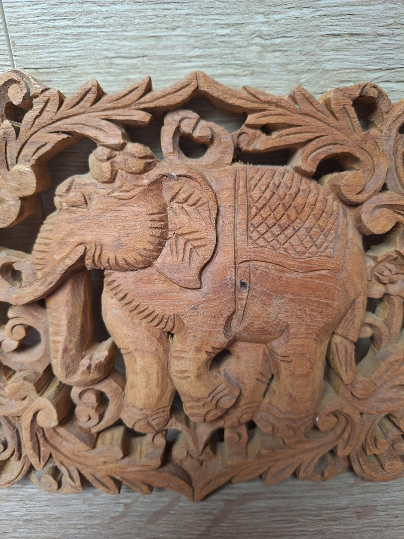 Panneau mural thaïlandais – Éléphant en teck sculpté – Artisanat de Chiang Mai – 30 × 20 cm