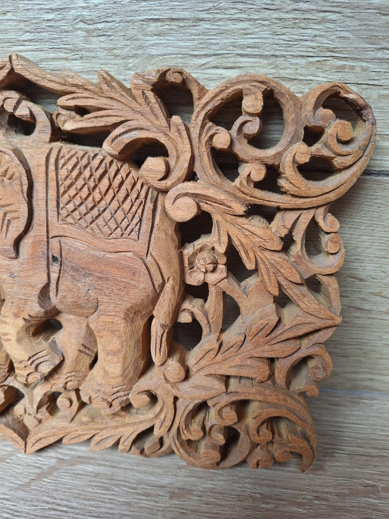 Panneau mural thaïlandais – Éléphant en teck sculpté – Artisanat de Chiang Mai – 30 × 20 cm