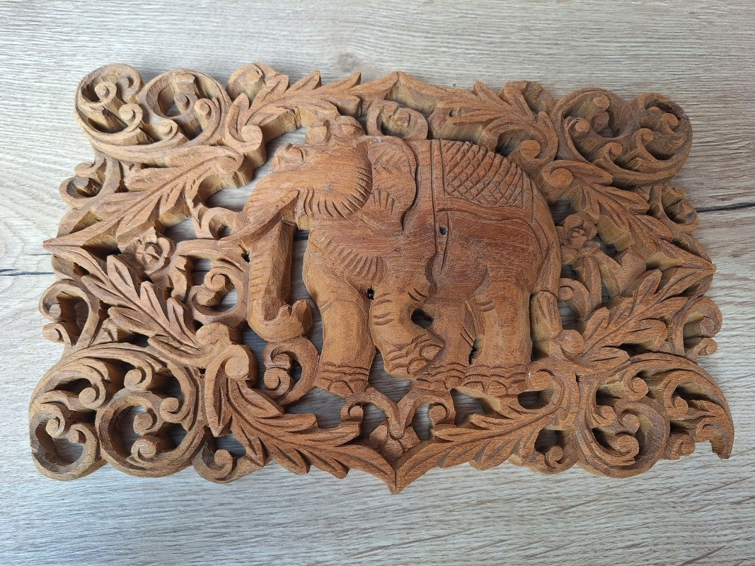 Panneau mural thaïlandais – Éléphant en teck sculpté – Artisanat de Chiang Mai – 30 × 20 cm