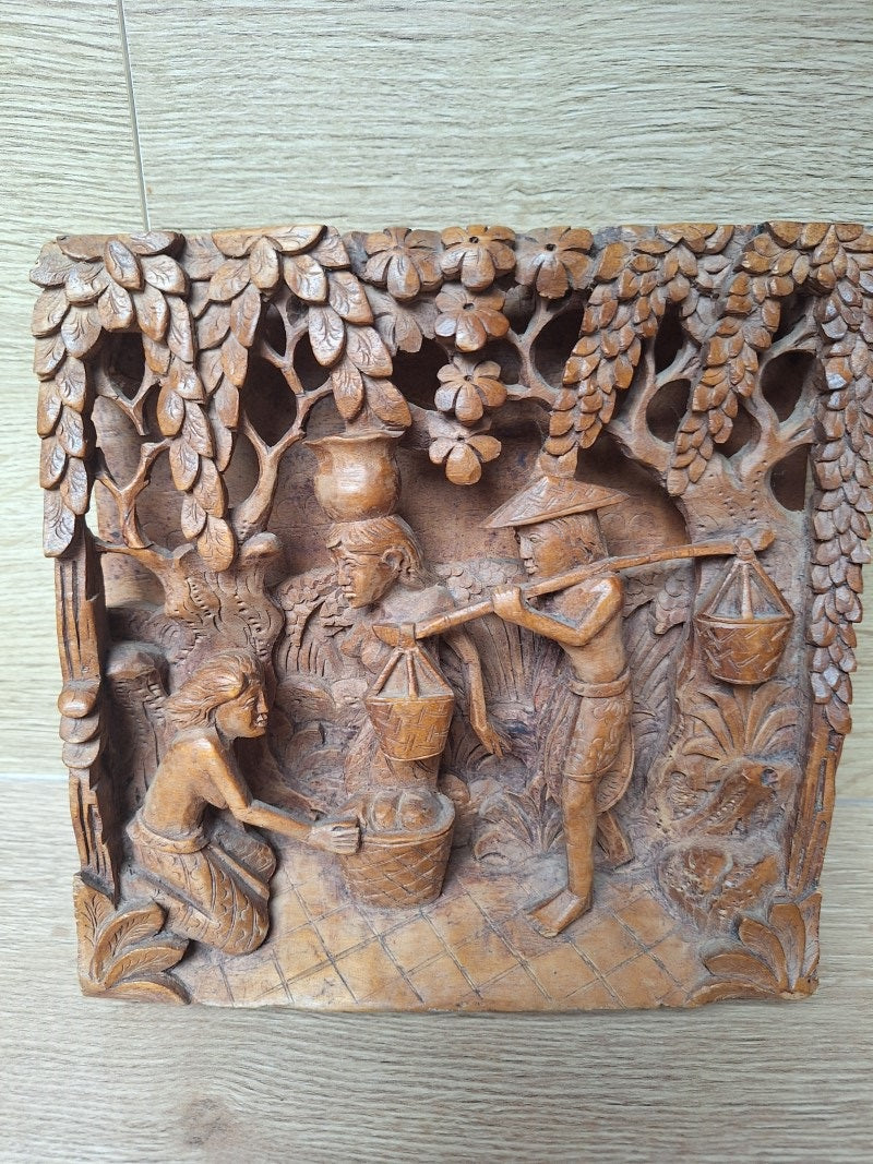 Panneau mural en bois sculpté et ajouré – Scène de vie rurale d’Asie du Sud-Est – 20 cm