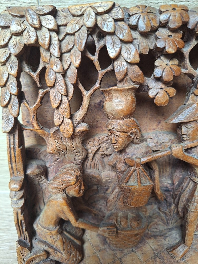 Panneau mural en bois sculpté et ajouré – Scène de vie rurale d’Asie du Sud-Est – 20 cm