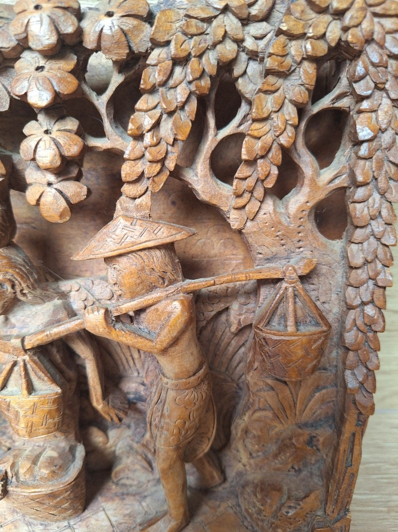 Panneau mural en bois sculpté et ajouré – Scène de vie rurale d’Asie du Sud-Est – 20 cm