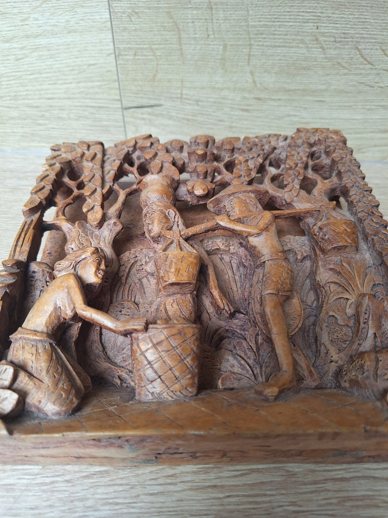 Panneau mural en bois sculpté et ajouré – Scène de vie rurale d’Asie du Sud-Est – 20 cm