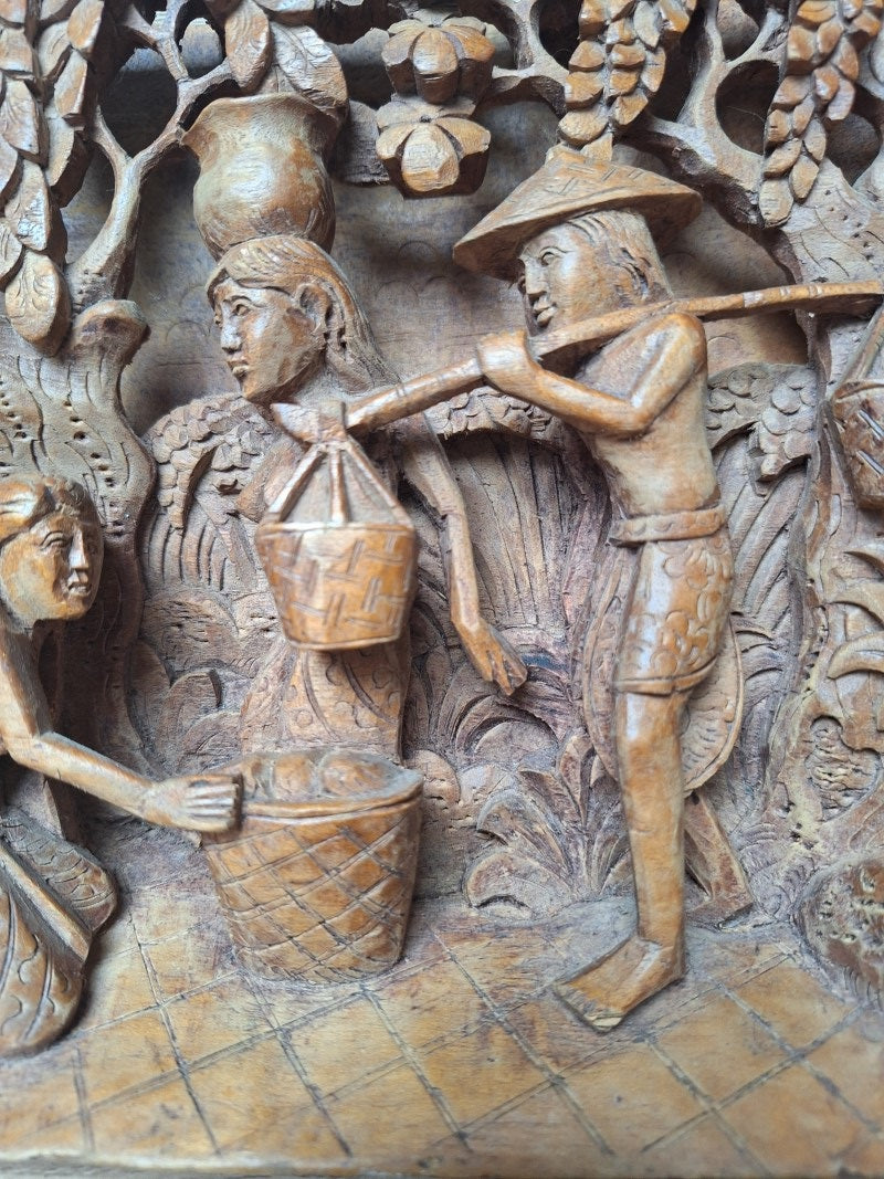 Panneau mural en bois sculpté et ajouré – Scène de vie rurale d’Asie du Sud-Est – 20 cm