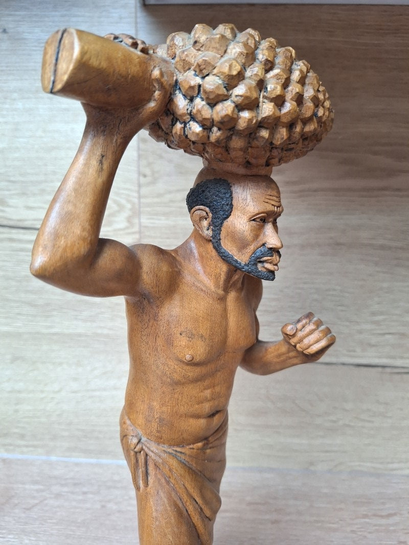 Grande sculpture africaine en bois de Kambala – Porteur – Signée / gravée ART TATI