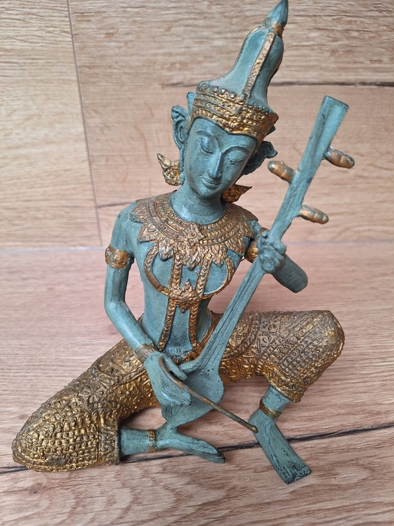 Grande musicienne céleste thaïlandaise en bronze – Instrument à cordes – Patine turquoise et or – 20 cm