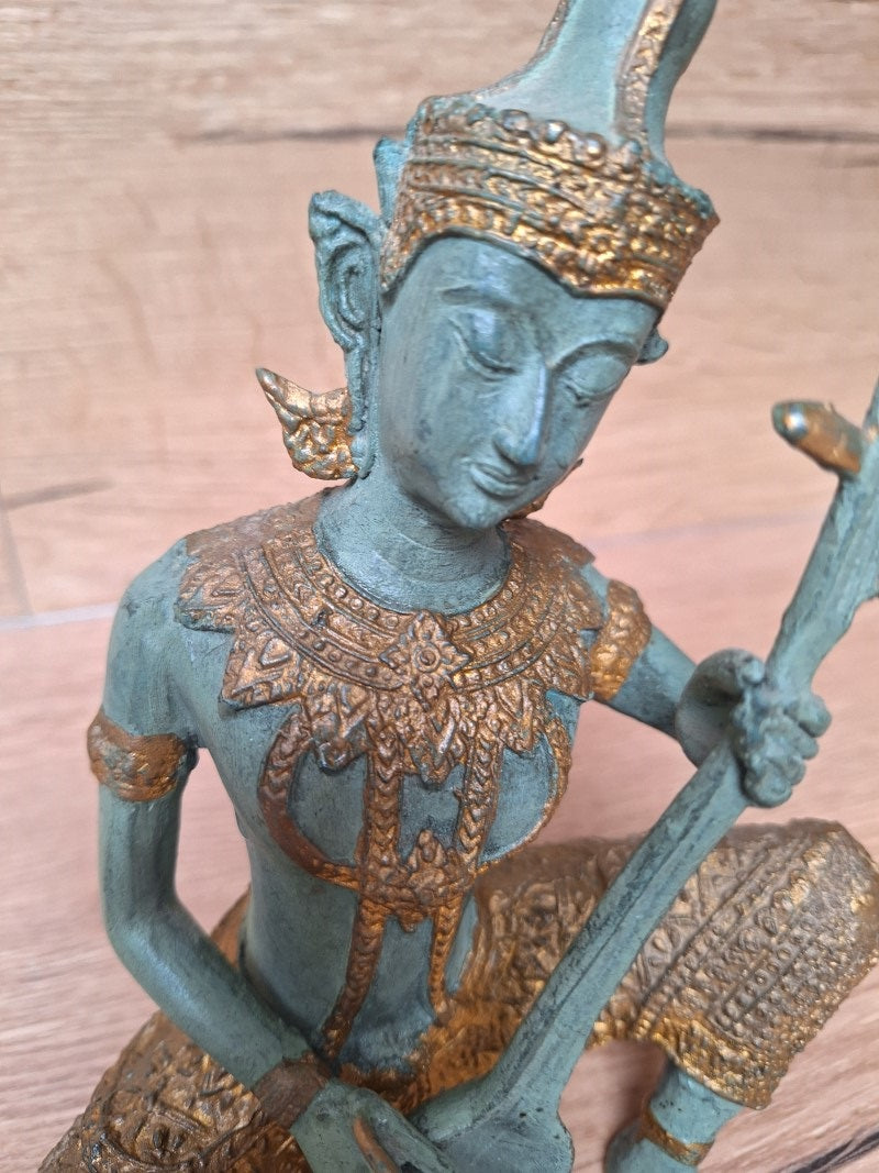 Grande musicienne céleste thaïlandaise en bronze – Instrument à cordes – Patine turquoise et or – 20 cm