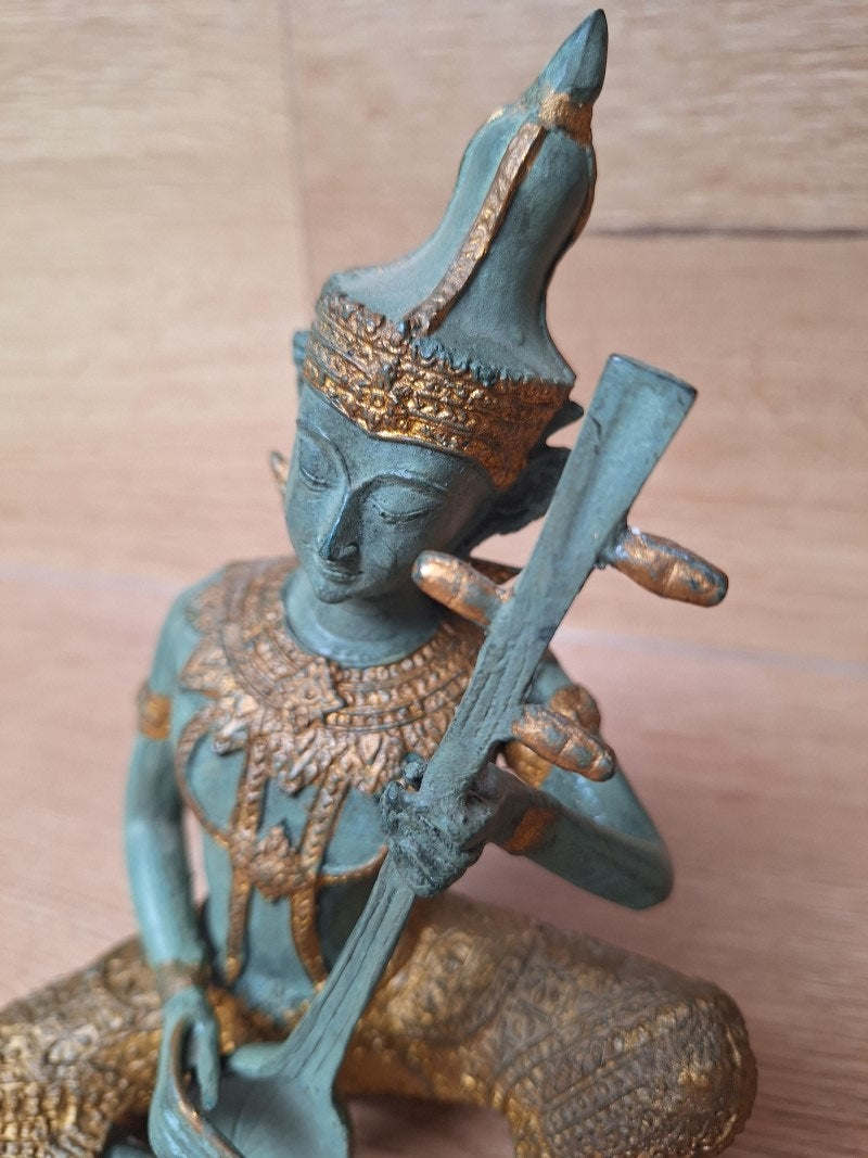 Grande musicienne céleste thaïlandaise en bronze – Instrument à cordes – Patine turquoise et or – 20 cm