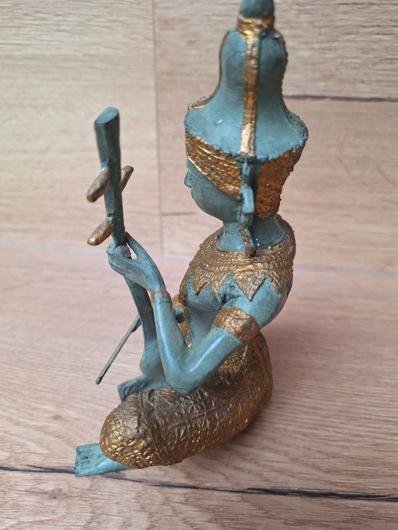 Grande musicienne céleste thaïlandaise en bronze – Instrument à cordes – Patine turquoise et or – 20 cm