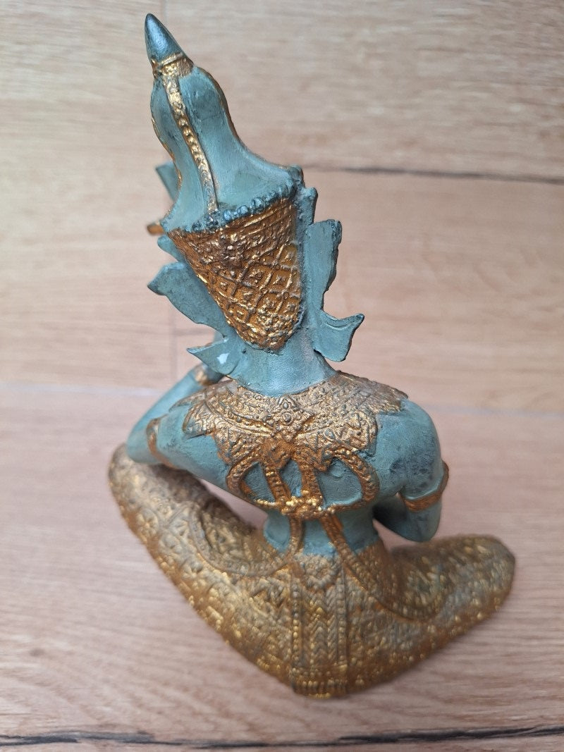 Grande musicienne céleste thaïlandaise en bronze – Instrument à cordes – Patine turquoise et or – 20 cm
