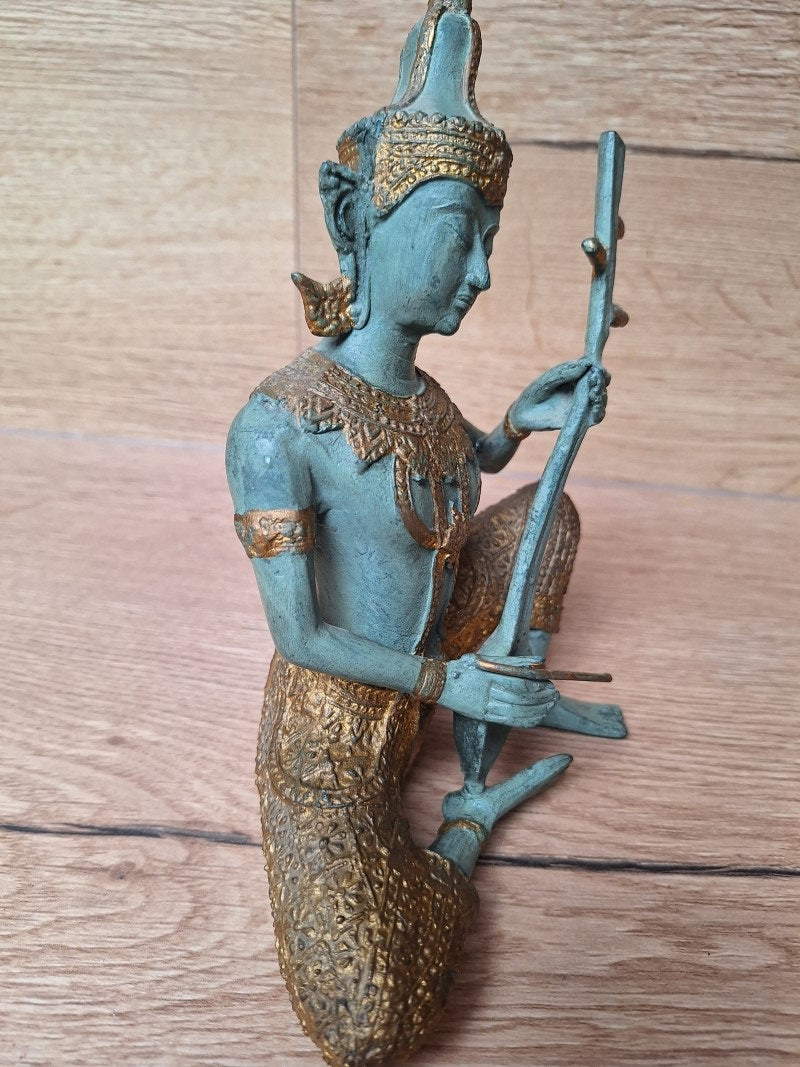Grande musicienne céleste thaïlandaise en bronze – Instrument à cordes – Patine turquoise et or – 20 cm