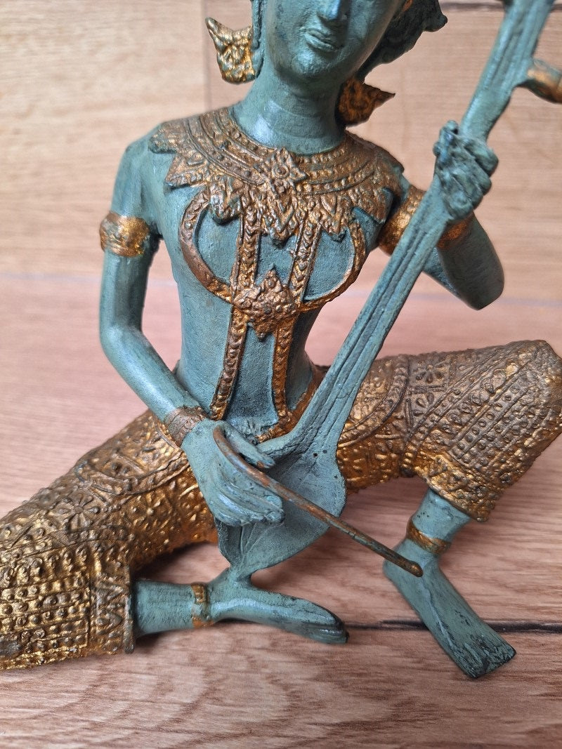 Grande musicienne céleste thaïlandaise en bronze – Instrument à cordes – Patine turquoise et or – 20 cm
