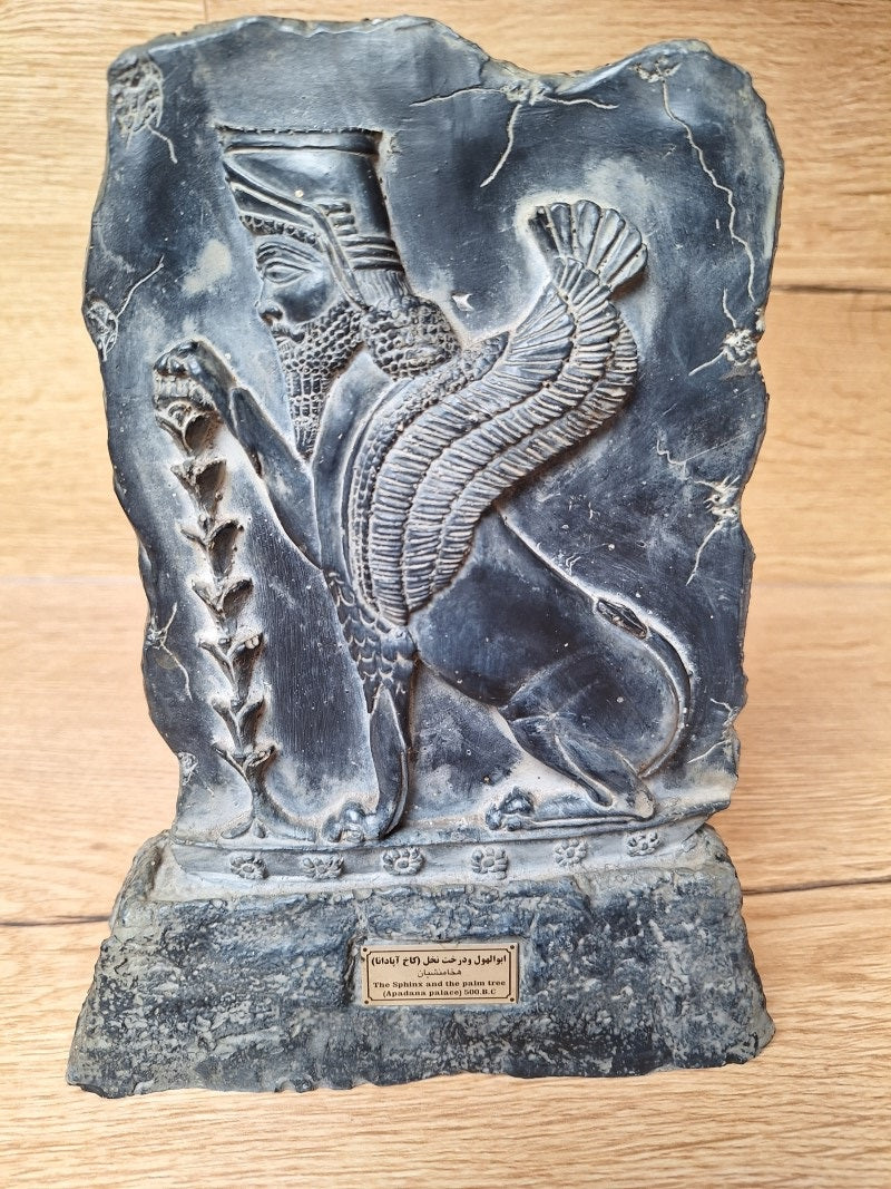 Sculpture muséale “The Sphinx and the Palm Tree” – Reproduction du Palais Apadana (500 av. J.-C.), portes de Persépolis, Mésopotamie.