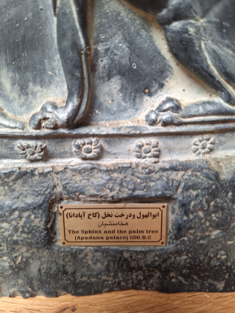 Sculpture muséale “The Sphinx and the Palm Tree” – Reproduction du Palais Apadana (500 av. J.-C.), portes de Persépolis, Mésopotamie.