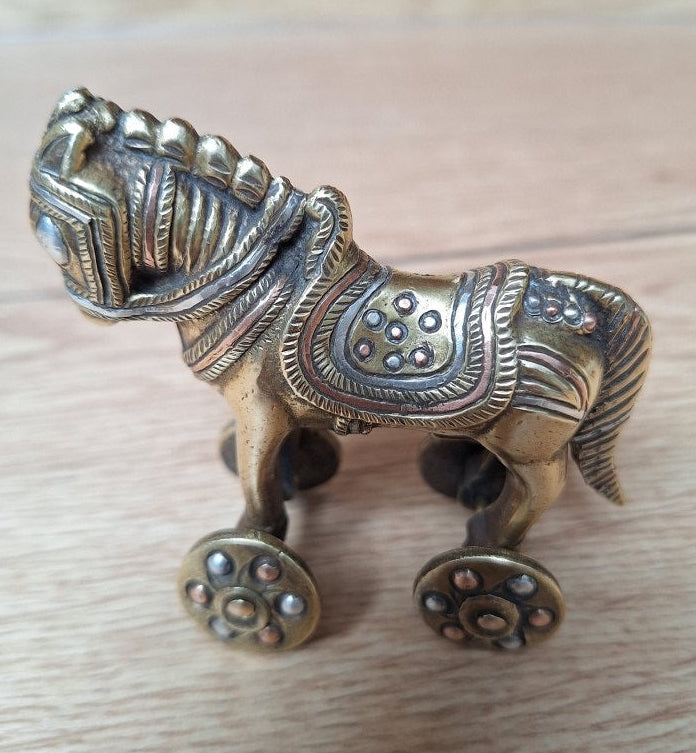 Figurine Vintage d'un cheval de mariage indien sur roues en laiton massif moulé, Jouet Ancien, Objet de Collection. Inde