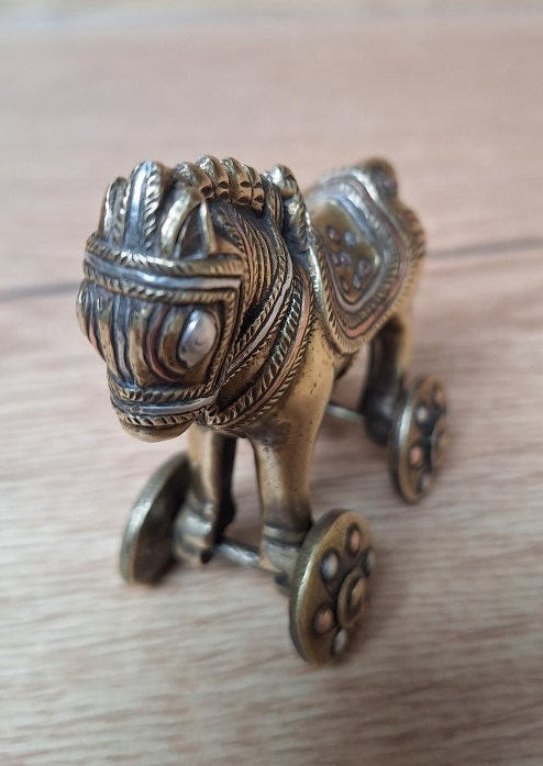 Figurine Vintage d'un cheval de mariage indien sur roues en laiton massif moulé, Jouet Ancien, Objet de Collection. Inde